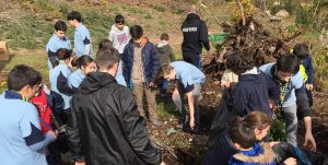 scouts recogiendo basura en el monte