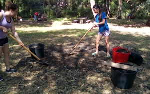 scouts limpando o San Xoan