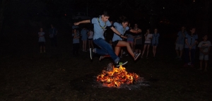 rapaces e rapazas scouts saltando o lume