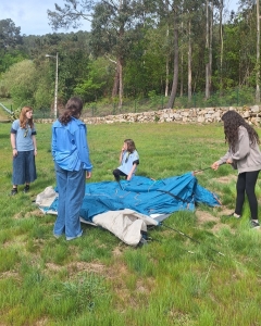 Patrulla Linces montando a súa tenda de campaña